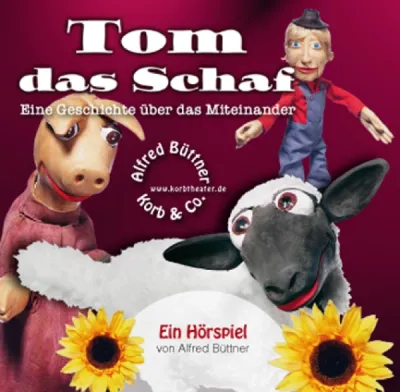 Hörspiel-CD „Tom das Schaf“ mit dem Schaf Tom und einer Puppe in Sonnenblumen
