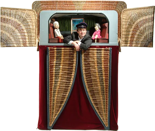 Das drehbare Korbtheater: Eine geöffnete Weidenbühne, aus der Alfred Büttner mit zwei Puppen schaut