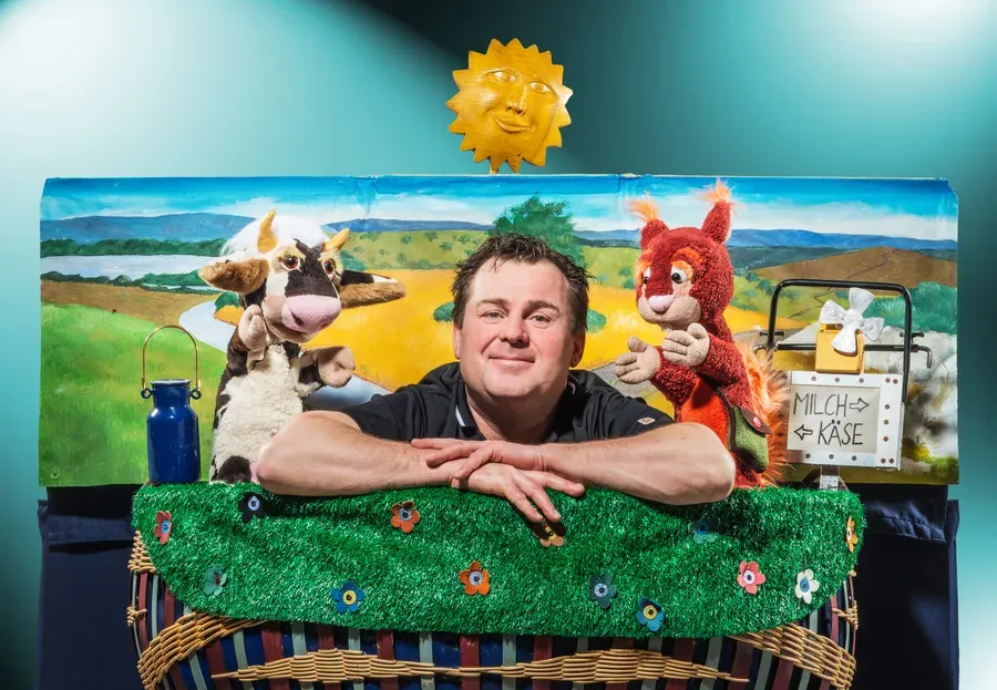 Alfred Büttner mit Olga und dem Eichhörnchen auf der Wiesenbühne von „Olga packt aus“