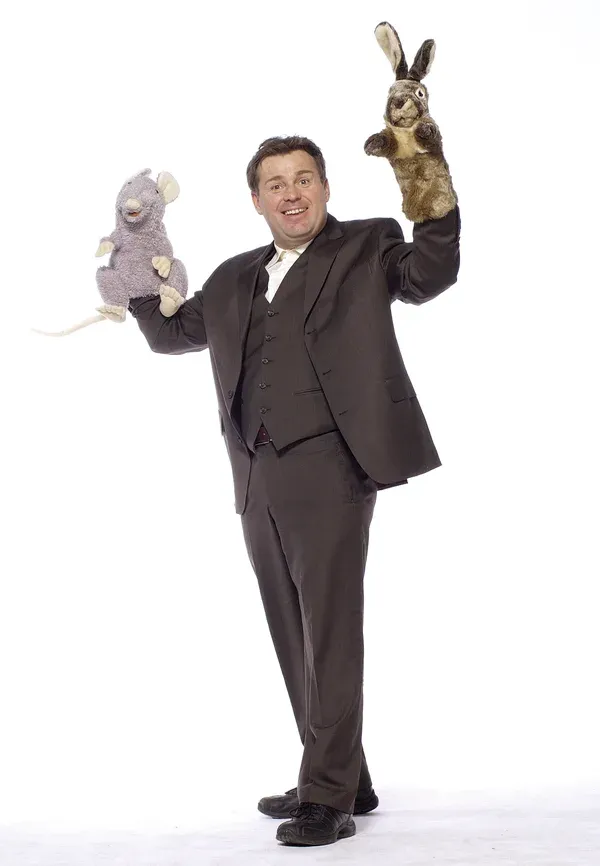Alfred Büttner mit Hasen- und Mäusepuppe